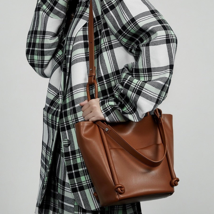 Bolso tipo cubo de cuero genuino para mujer con detalle de nudo color camello