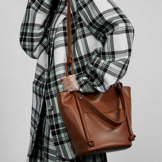 Bolso tipo cubo de cuero genuino para mujer con detalle de nudo color camello