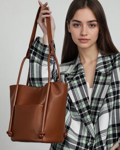 Bolso tipo cubo de cuero genuino para mujer con detalle de nudo color camello