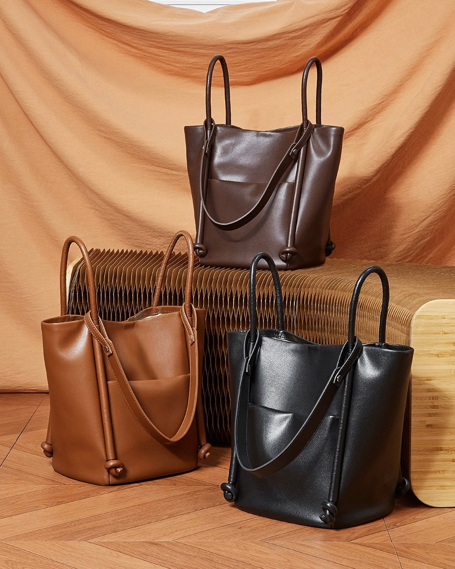 Bolso tipo cubo de cuero genuino para mujer con detalle de nudo color camello