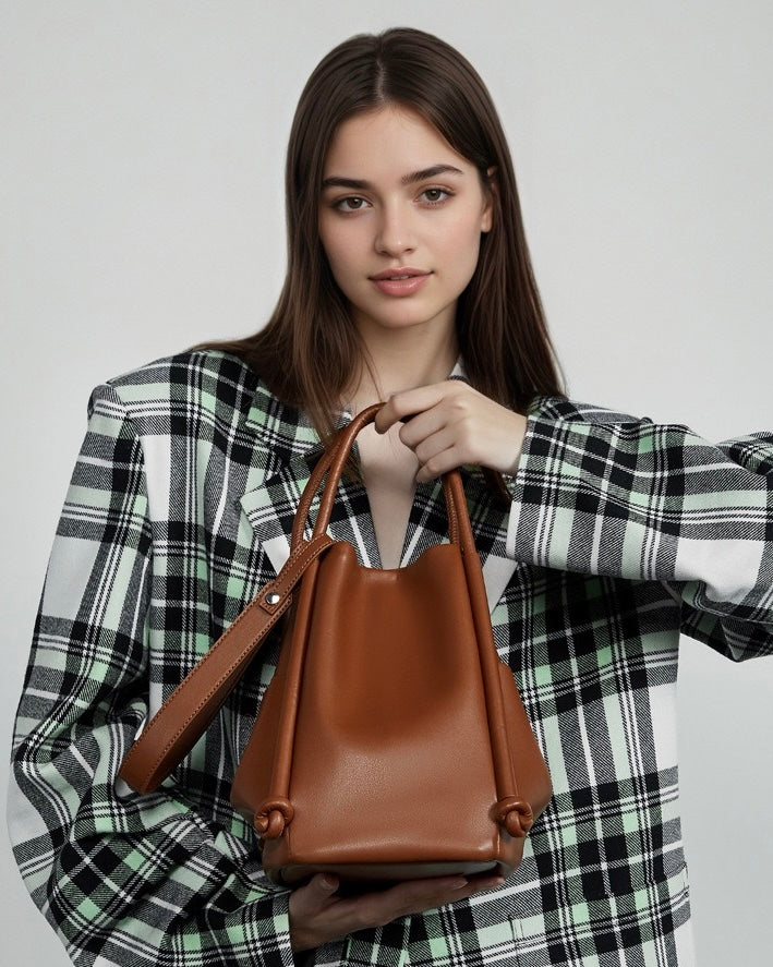 Bolso tipo cubo de cuero genuino para mujer con detalle de nudo color camello