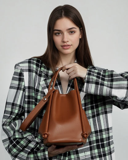 Bolso tipo cubo de cuero genuino para mujer con detalle de nudo color camello