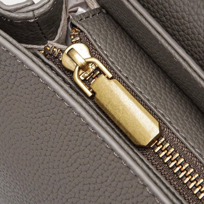 Damen-Umhängetasche aus echtem Leder mit Muschelkette