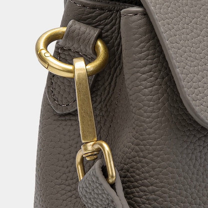Damen-Umhängetasche aus echtem Leder mit Muschelkette