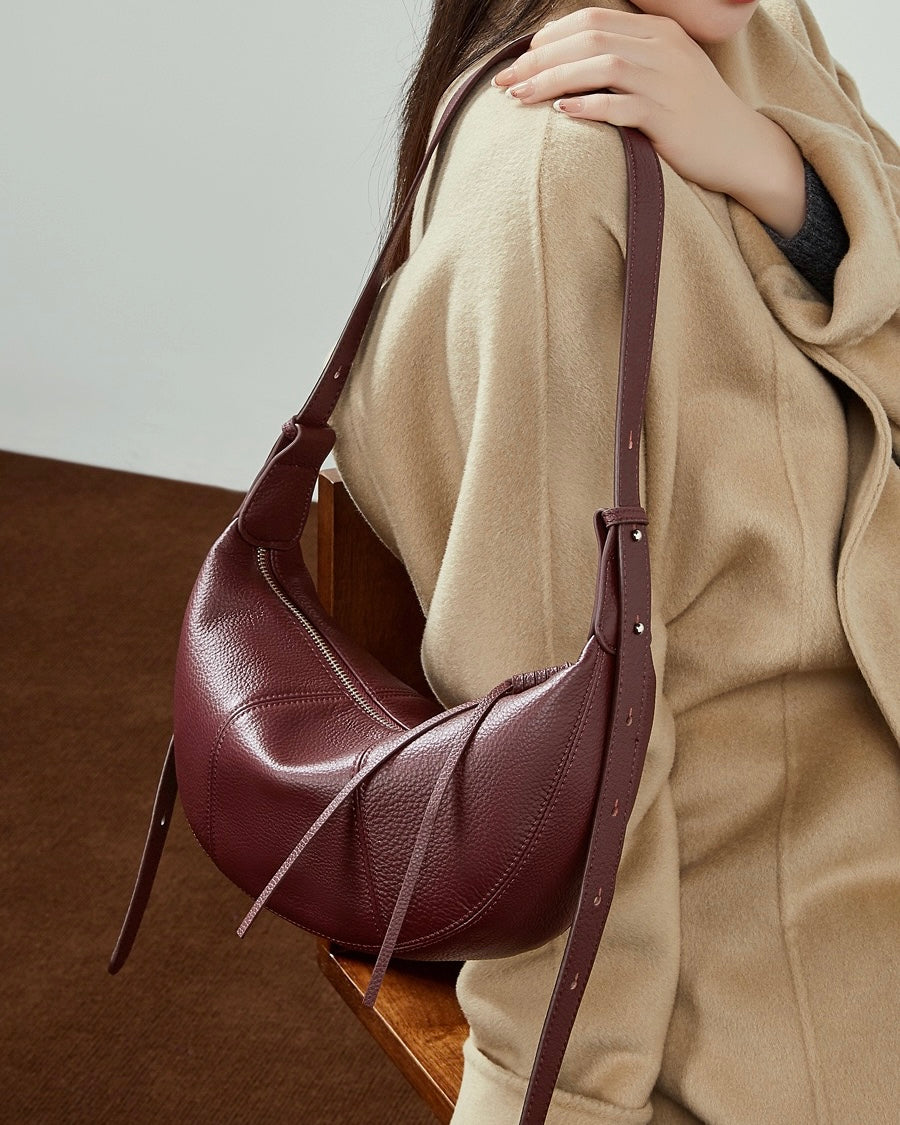 Bolso bandolera cruzado de cuero granuloso en forma de media luna para mujer