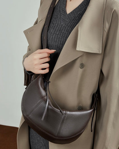 Bolso bandolera cruzado de cuero granuloso en forma de media luna para mujer