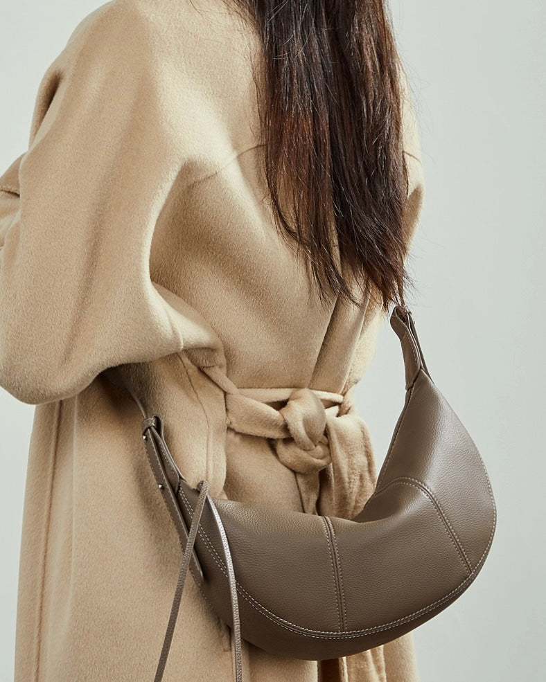 Bolso bandolera cruzado de cuero granuloso en forma de media luna para mujer