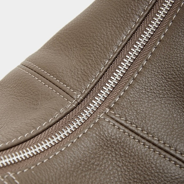 Bolso bandolera cruzado de cuero granuloso en forma de media luna para mujer