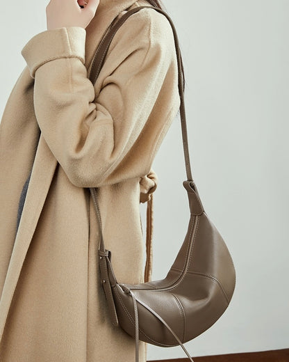 Bolso bandolera cruzado de cuero granuloso en forma de media luna para mujer
