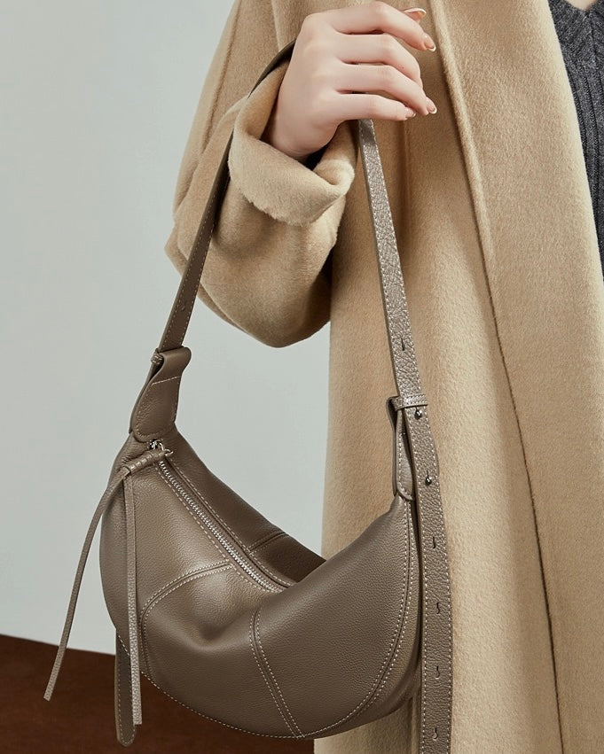 Bolso bandolera cruzado de cuero granuloso en forma de media luna para mujer