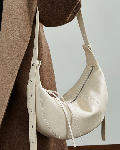 Bolso bandolera cruzado de cuero granuloso en forma de media luna para mujer