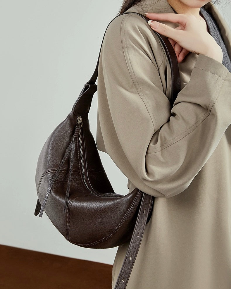 Bolso bandolera cruzado de cuero granuloso en forma de media luna para mujer