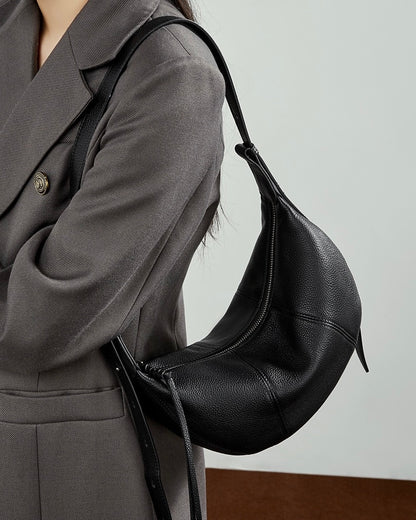 Bolso bandolera cruzado de cuero granuloso en forma de media luna para mujer