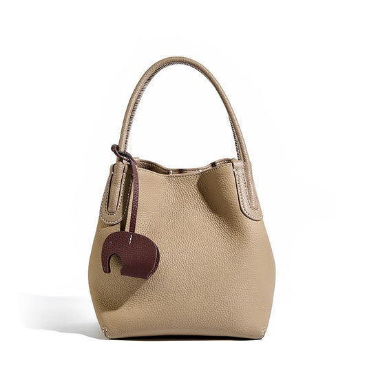 Beuteltasche aus echtem Leder für Damen mit kleinem Elefantenanhänger