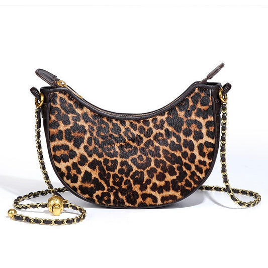 Bolso bandolera para mujer con forma de media luna y estampado de leopardo en cuero genuino