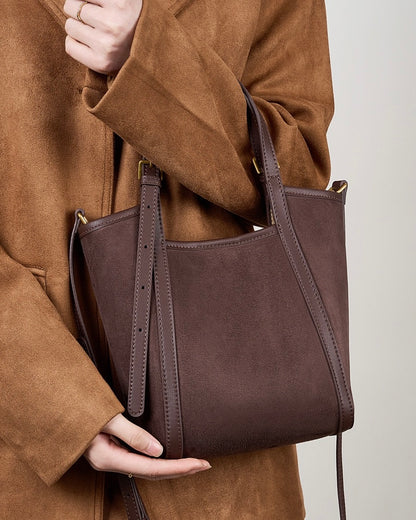 Bolso tipo cubo para mujer de ante de cuero ámbar