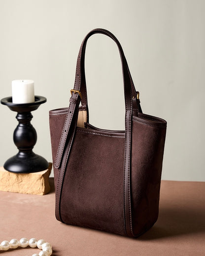 Bolso tipo cubo para mujer de ante de cuero ámbar