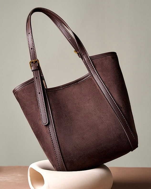 Bolso tipo cubo para mujer de ante de cuero ámbar