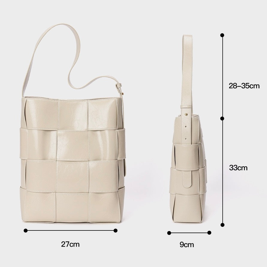 Beigefarbene Schultertasche aus gewebtem Leder
