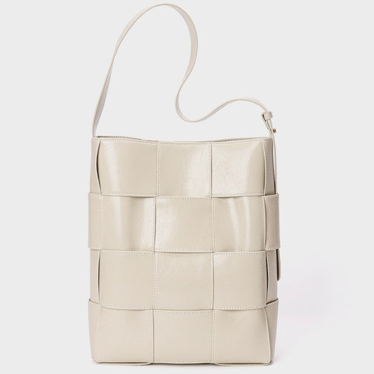 Beigefarbene Schultertasche aus gewebtem Leder