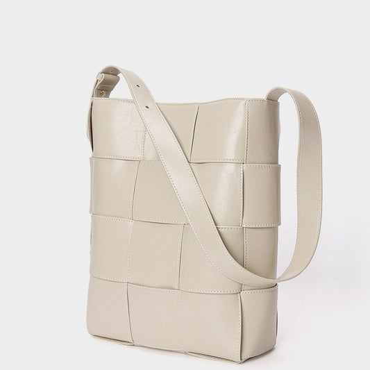 Beigefarbene Schultertasche aus gewebtem Leder