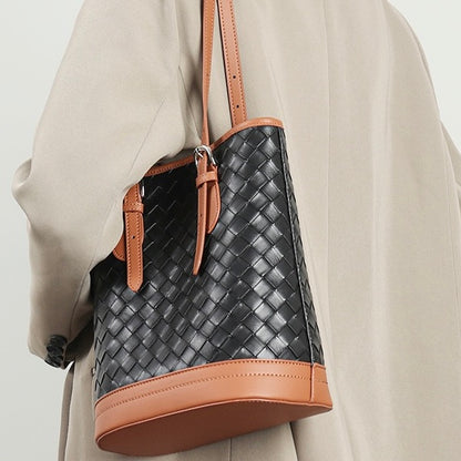 Bucket Tote Bag aus gewebtem Echtleder in Blockfarben
