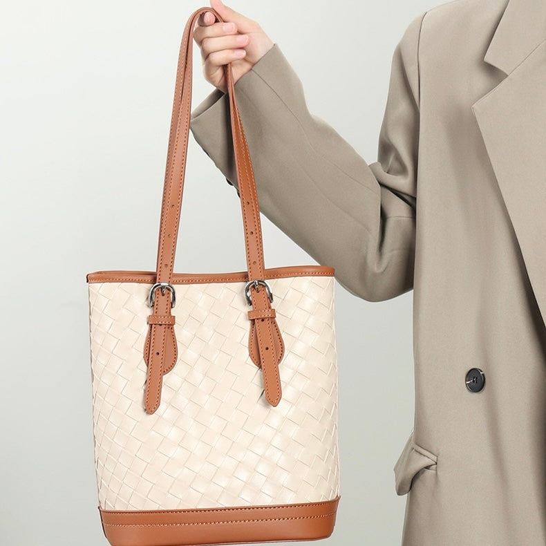 Bucket Tote Bag aus gewebtem Echtleder in Blockfarben