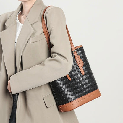 Bucket Tote Bag aus gewebtem Echtleder in Blockfarben