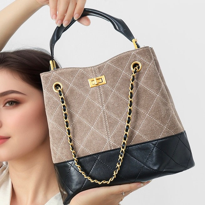 Beuteltasche aus echtem Wildleder mit Farbblock-Kette