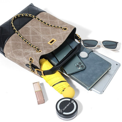 Beuteltasche aus echtem Wildleder mit Farbblock-Kette