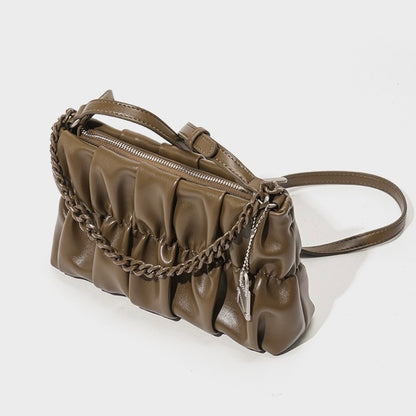 Strukturierte Schultertasche aus echtem Leder in Olivgrün mit Kette und Schlossanhänger