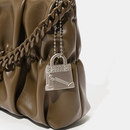Strukturierte Schultertasche aus echtem Leder in Olivgrün mit Kette und Schlossanhänger