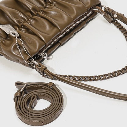 Strukturierte Schultertasche aus echtem Leder in Olivgrün mit Kette und Schlossanhänger