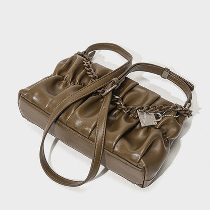 Strukturierte Schultertasche aus echtem Leder in Olivgrün mit Kette und Schlossanhänger