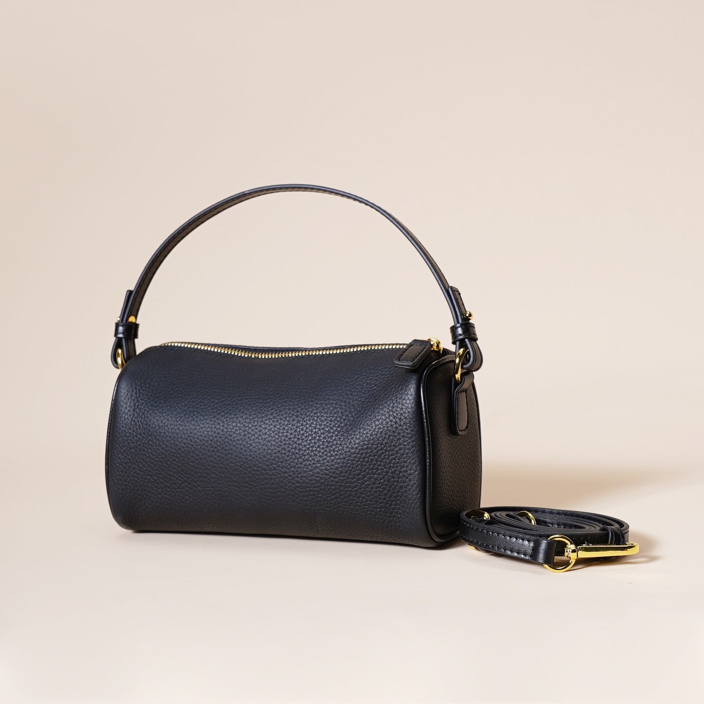 Minimalistische Umhängetasche aus echtem Leder für Damen mit gesteppter Kamelienkette