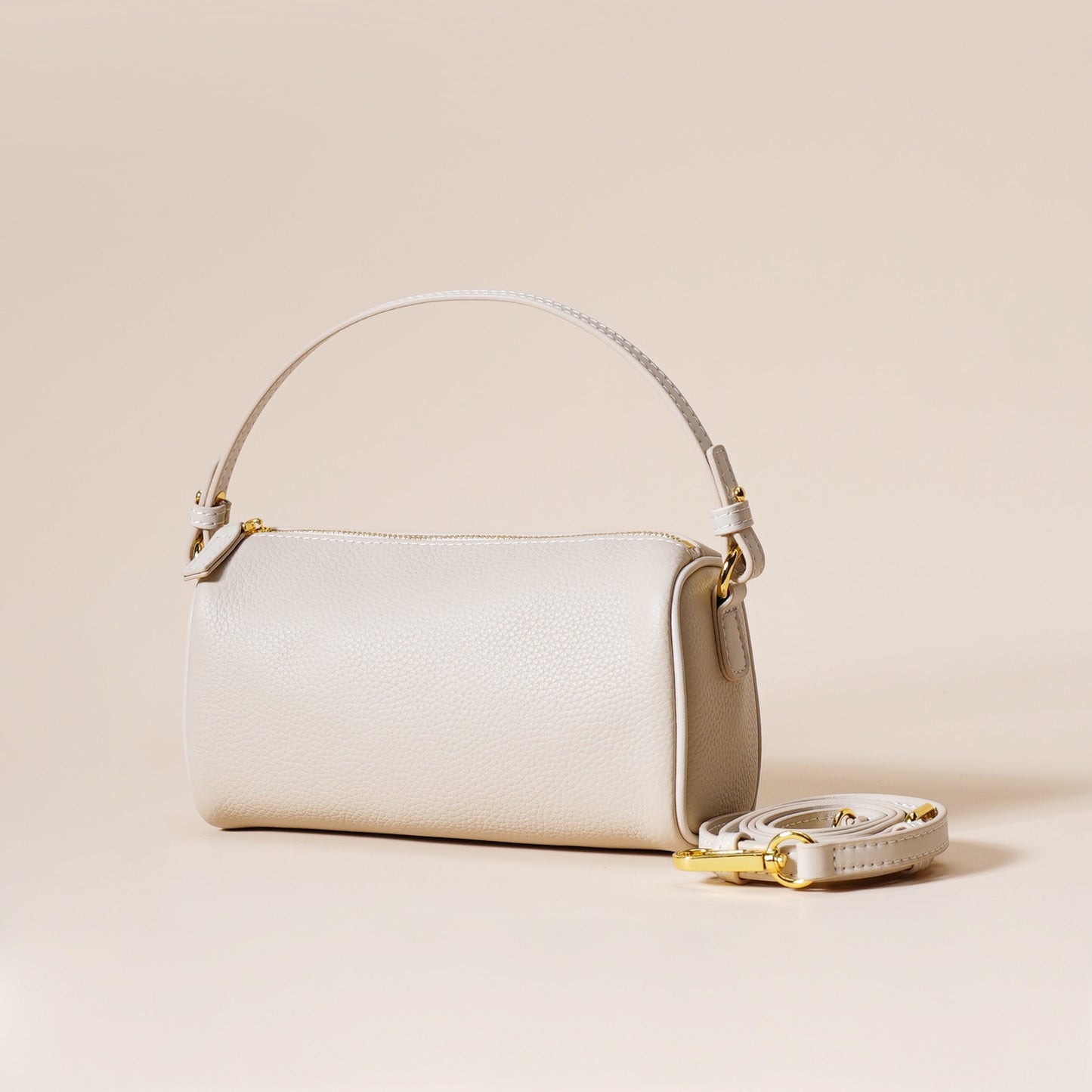 Minimalistische Umhängetasche aus echtem Leder für Damen mit gesteppter Kamelienkette
