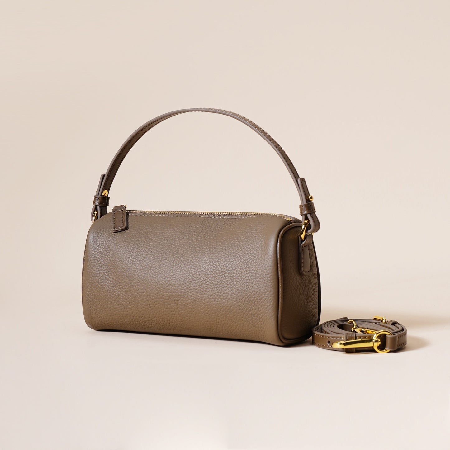 Minimalistische Umhängetasche aus echtem Leder für Damen mit gesteppter Kamelienkette