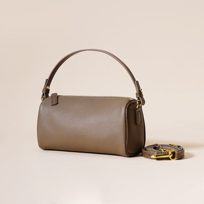 Minimalistische Umhängetasche aus echtem Leder für Damen mit gesteppter Kamelienkette