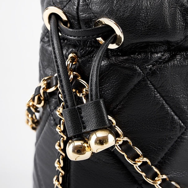 Schicke Beuteltasche aus echtem Leder für Damen mit Kettenriemen 
