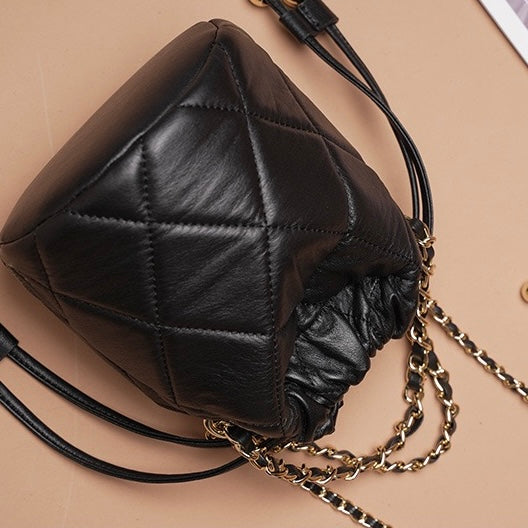 Schicke Beuteltasche aus echtem Leder für Damen mit Kettenriemen 