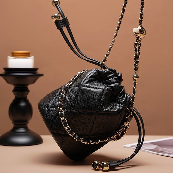 Schicke Beuteltasche aus echtem Leder für Damen mit Kettenriemen 