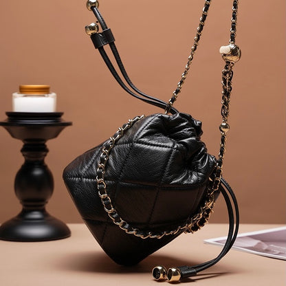 Schicke Beuteltasche aus echtem Leder für Damen mit Kettenriemen 