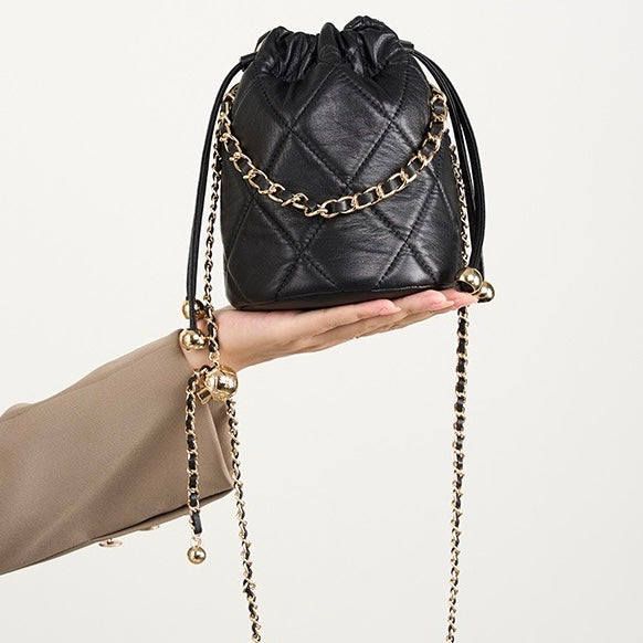 Schicke Beuteltasche aus echtem Leder für Damen mit Kettenriemen 