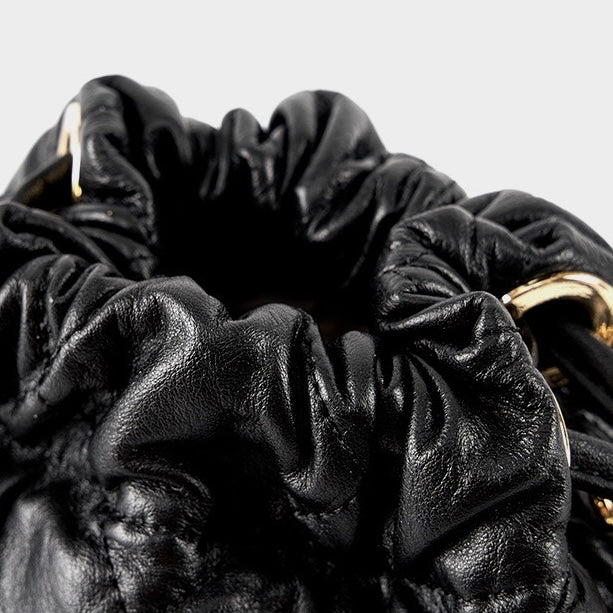 Schicke Beuteltasche aus echtem Leder für Damen mit Kettenriemen 
