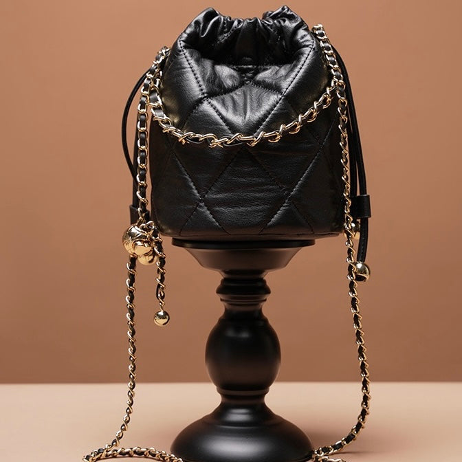 Schicke Beuteltasche aus echtem Leder für Damen mit Kettenriemen 