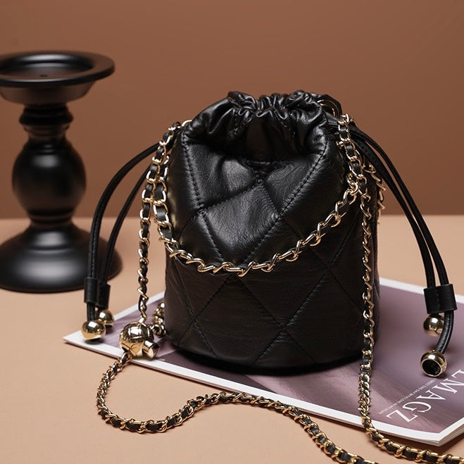 Schicke Beuteltasche aus echtem Leder für Damen mit Kettenriemen 