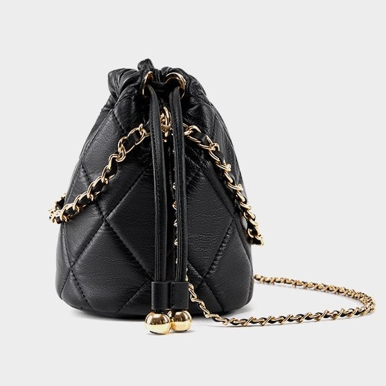 Schicke Beuteltasche aus echtem Leder für Damen mit Kettenriemen 