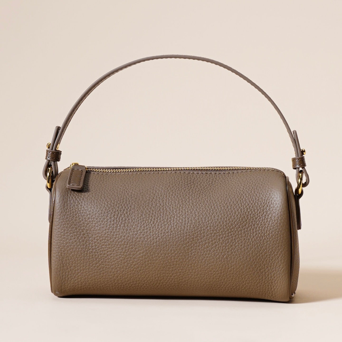 Minimalistische Umhängetasche aus echtem Leder für Damen mit gesteppter Kamelienkette