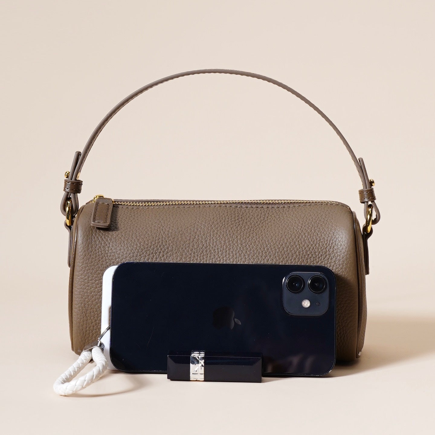 Minimalistische Umhängetasche aus echtem Leder für Damen mit gesteppter Kamelienkette