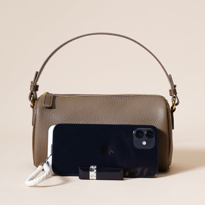 Minimalistische Umhängetasche aus echtem Leder für Damen mit gesteppter Kamelienkette